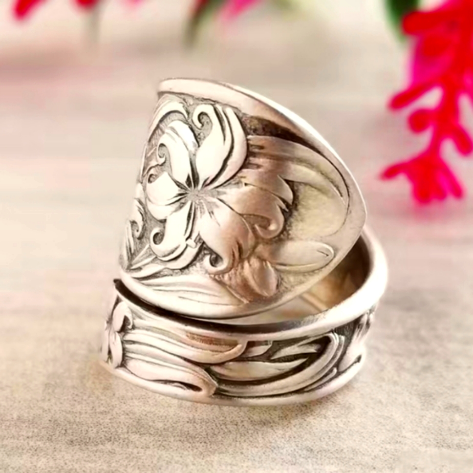 Vintage Style Adjustable Ring Dainty Flower On The Band